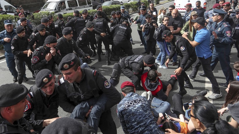 Полиция задержала 111 протестующих в Ереване около правительственного здания
