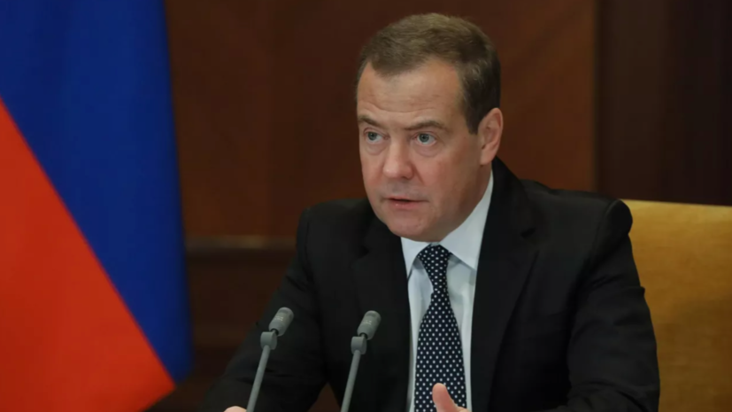 Медведев предложил подумать о льготном въезде для жителей ФРГ, выступающих против Шольца