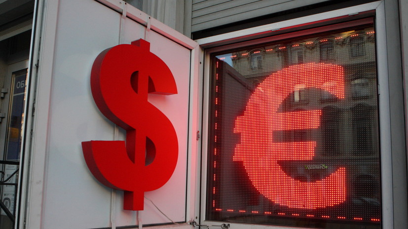 В ЦБ заявили, что пока не планируют отменять ограничения на покупку наличной валюты