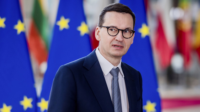Польский премьер Моравецкий призвал запретить продажу нефти из России странам вне ЕС