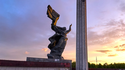 Памятник солдатам советской армии в парке Победы в Риге, Латвия