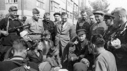 Начальник ЦШПД Пантелеймон Пономаренко с белорусскими партизанами