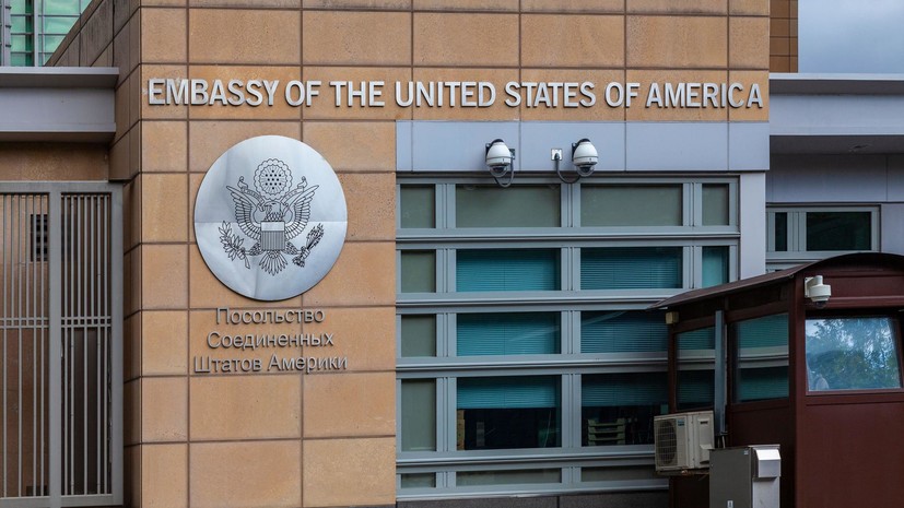 На посольство США в Москве ночью спроецировали видео с погибшими в Донбассе детьми