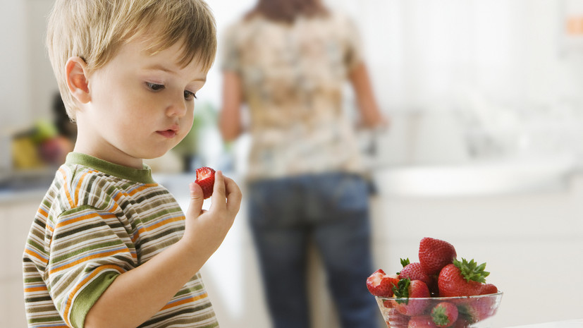 Диетолог Лукашенкова рассказала о полезных перекусах для детей