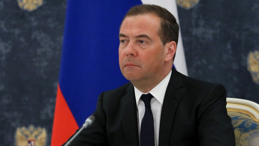 Медведев назвал беззаконием санкции Запада против членов семей российских чиновников