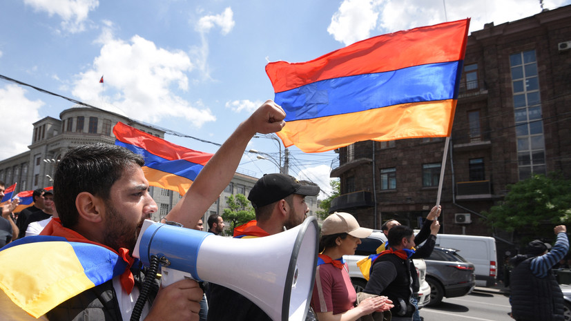 Протестующие против Пашиняна в Ереване отправились к его резиденции