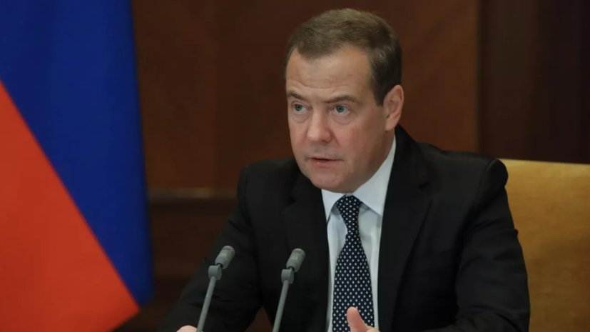 Песков назвал понятной и объяснимой реакцию Медведева на вражеские проявления