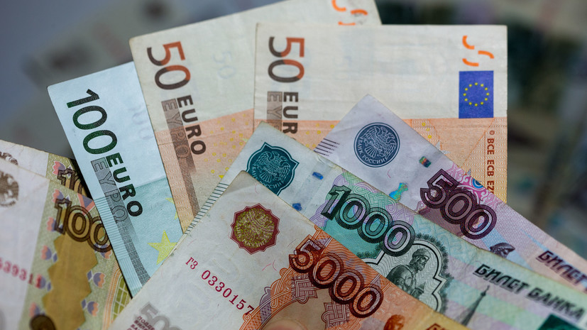 Курс евро на Мосбирже упал ниже 62 рублей впервые с 31 мая