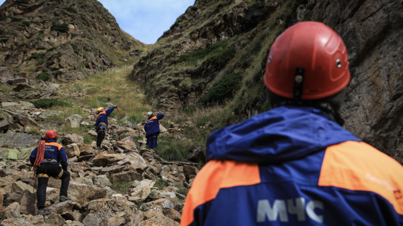 Спасатели помогают спуститься запросившей помощь группе туристов на Эльбрусе