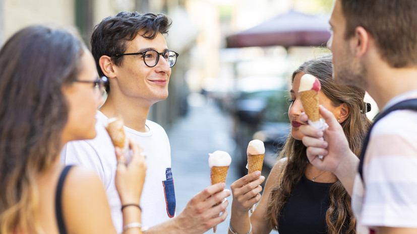 Отоларинголог Зайцев напомнил о возможном вреде употребления мороженого в жару