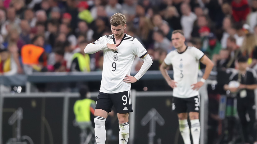 Footyheadlines: сборная Германии нарушила регламент УЕФА, сыграв в женской форме