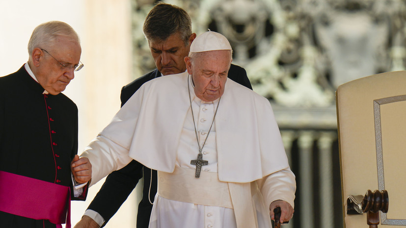 Папа Римский отменил поездку в Африку из-за проблем с коленями