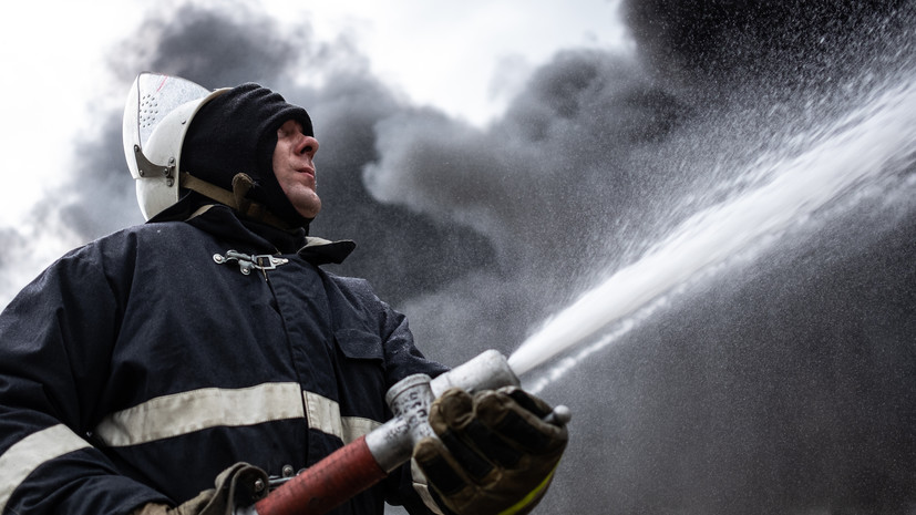 Спасатели потушили пожар на складе в морском порту в Ленинградской области