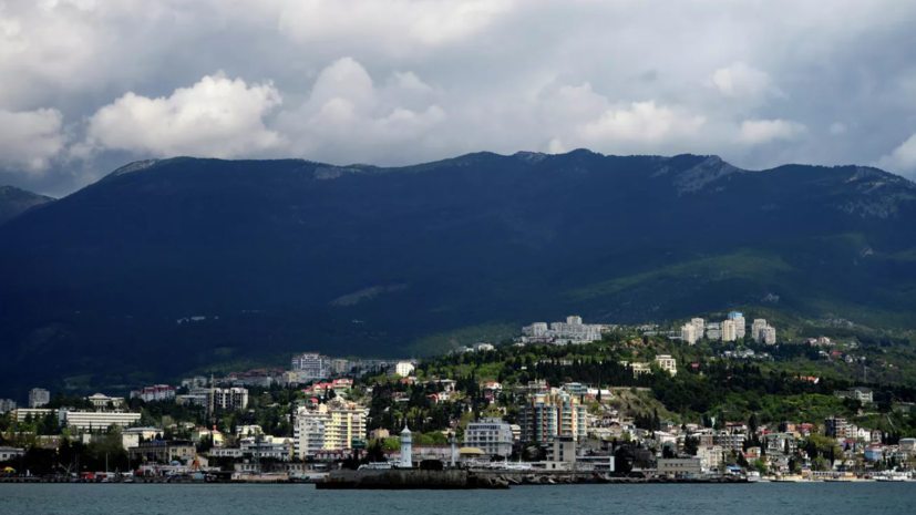 Двоих детей унесло в открытое море на матрасе в Крыму