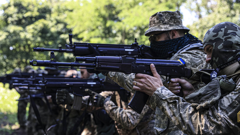 «Киев пытается остановить отступление карательными акциями»: МО РФ сообщило о расстрелах солдат ВСУ националистами