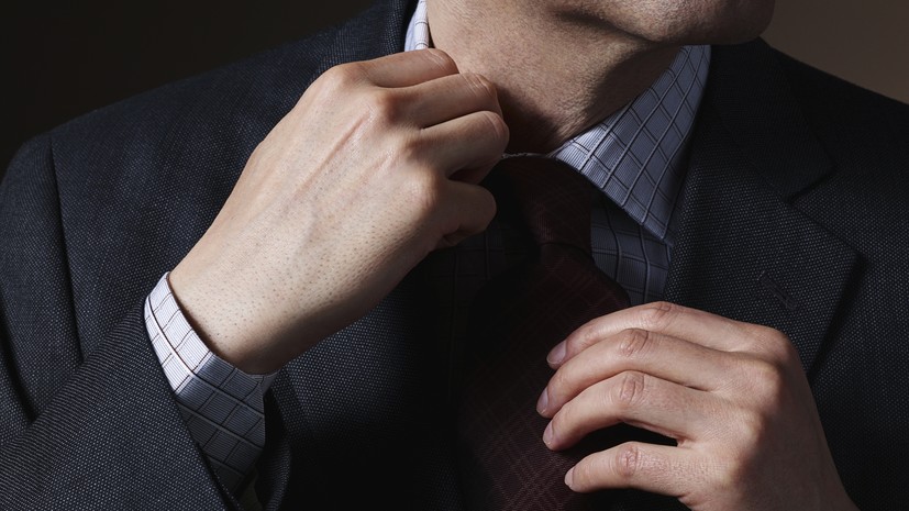 Кардиолог Хорошев предупредил об опасных последствиях затянутого в жару галстука