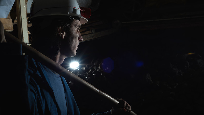 Горняков обесточенной после обстрела ВСУ шахты имени Засядько подняли на поверхность