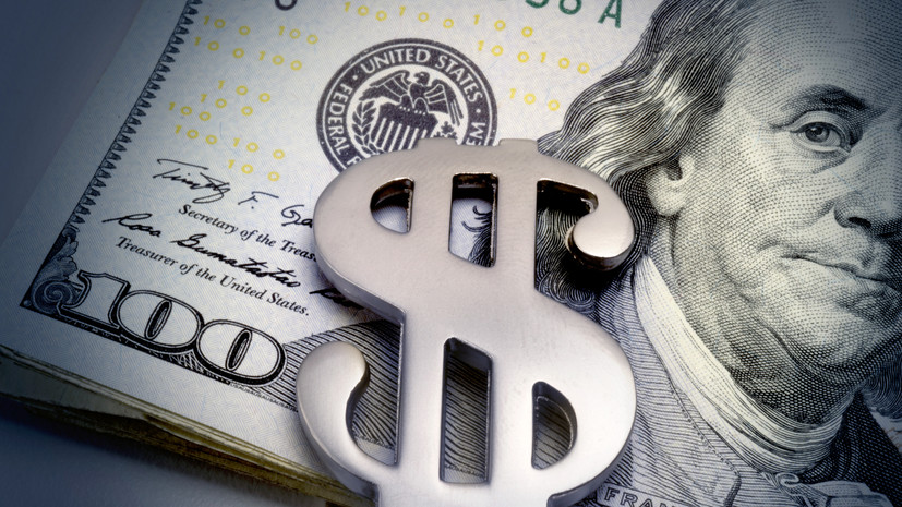 Курс доллара в ходе торгов опустился ниже 54 рублей впервые с июня 2015 года