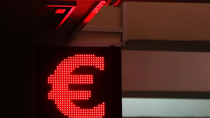 Курс евро опустился ниже 56 рублей, доллар — ниже 54 рублей