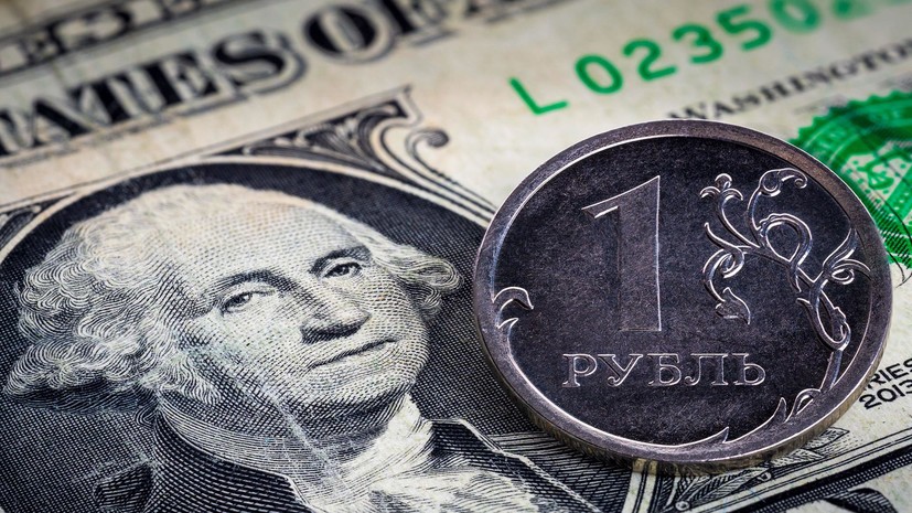 В поиске ориентира: курс доллара впервые с 2015 года опускался ниже 53 рублей