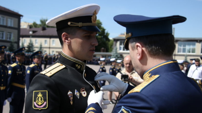 Замминистра обороны России вручил дипломы лучшим выпускникам рязанского училища