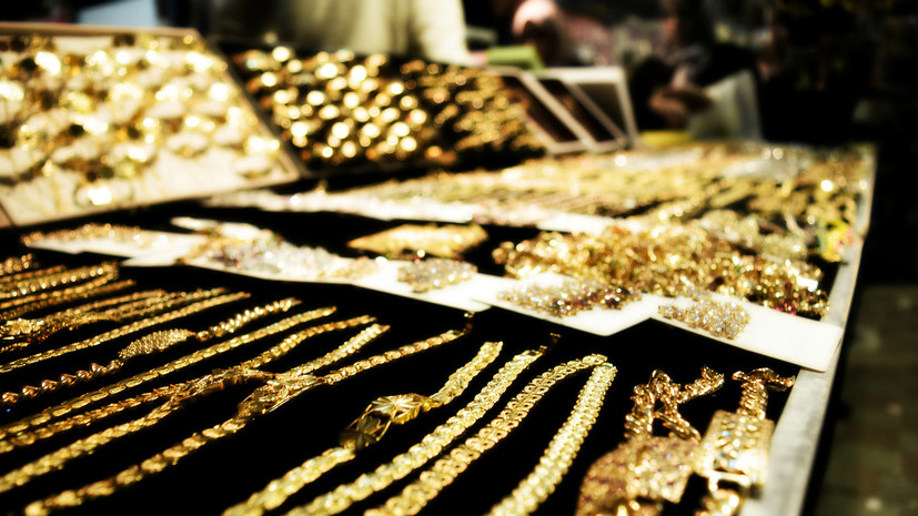 Экономист Зубец оценил ограничения на импорт ряда российских товаров из золота