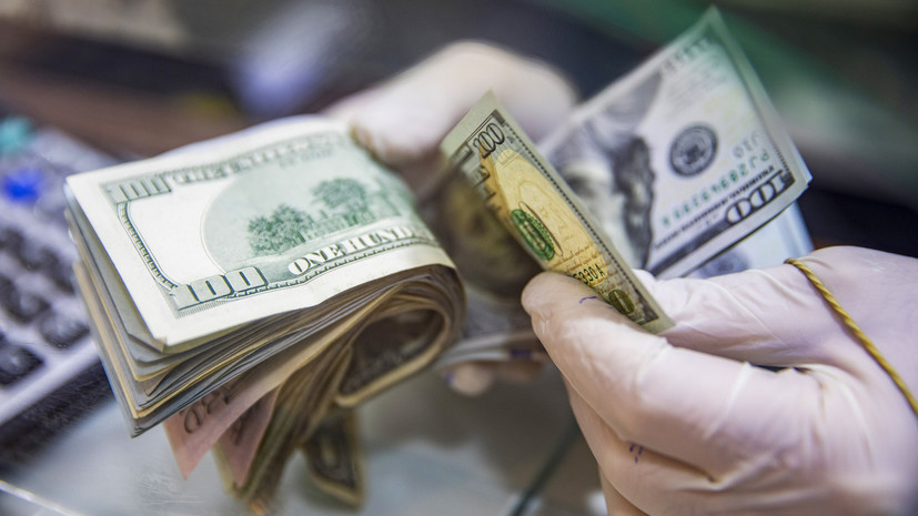 Курс доллара на Мосбирже поднимался выше 55 рублей впервые с 21 июня