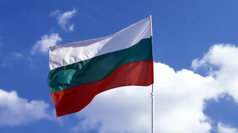 Высланные Болгарией российские дипломаты прибыли в Москву