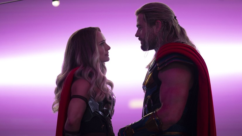 Несуразные шутки и перегруженный сюжет: за что ругают новый фильм Marvel «Тор: Любовь и гром»