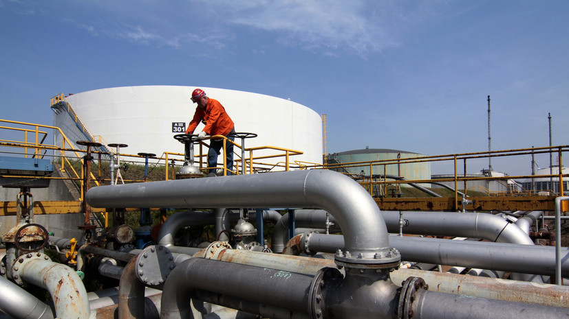 Bloomberg: США и их союзники обсуждают предельную цену на нефть из России на уровне $40—60