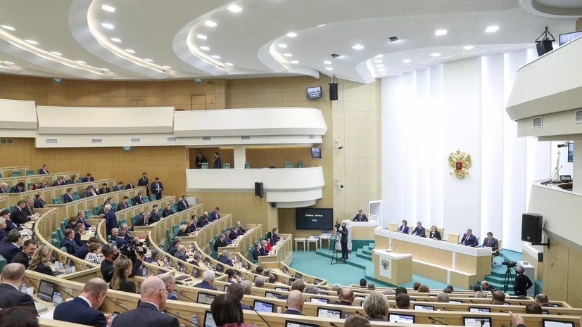 Совфед принял законопроект о штрафах до 200 тысяч рублей за сброс мусора из автомобилей