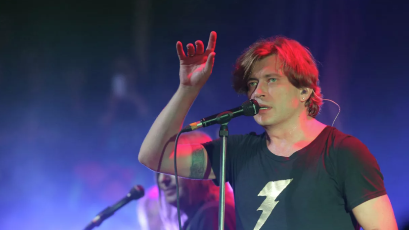 Вокалист «Би-2» исполнил песню в шарфе «Спартака»