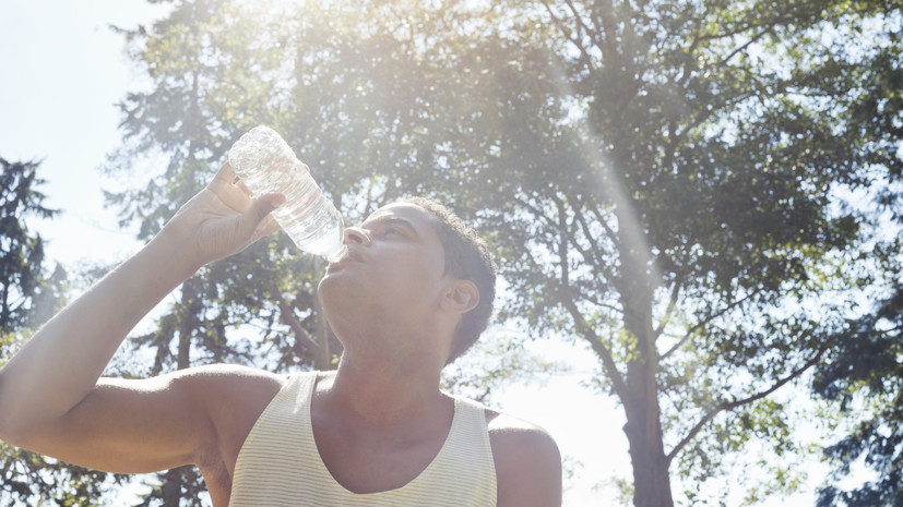 Уролог Степанов предупредил о рисках для здоровья при недостатке жидкости в жару