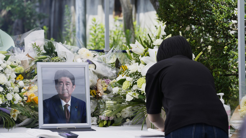 Экс-премьера Японии Абэ посмертно наградят Высшим орденом хризантемы