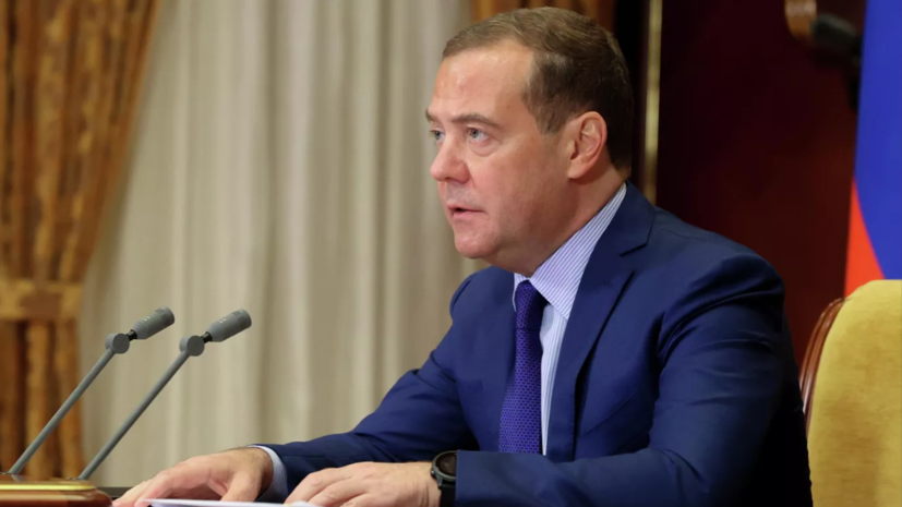 Медведев назвал ослабление евро последствием санкций