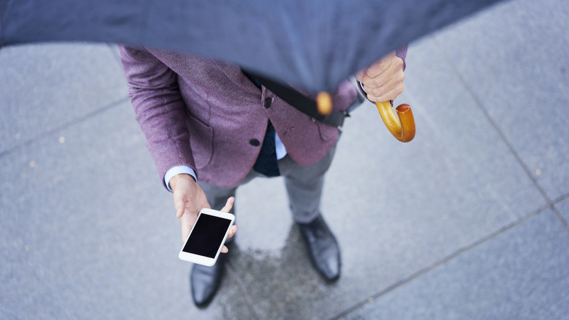 Физик Назаренко развеял миф о рисках использования смартфона в грозу