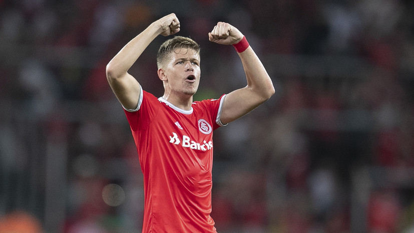 Агент Фукса рассказал, когда защитник вернётся в Россию