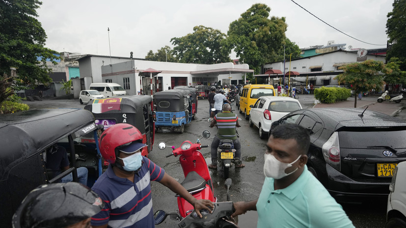 В Коломбо продолжают собираться километровые очереди за топливом
