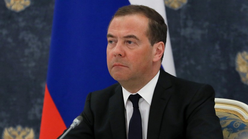 Медведев заявил, что НАТО вопреки здравому смыслу приближается к границам России
