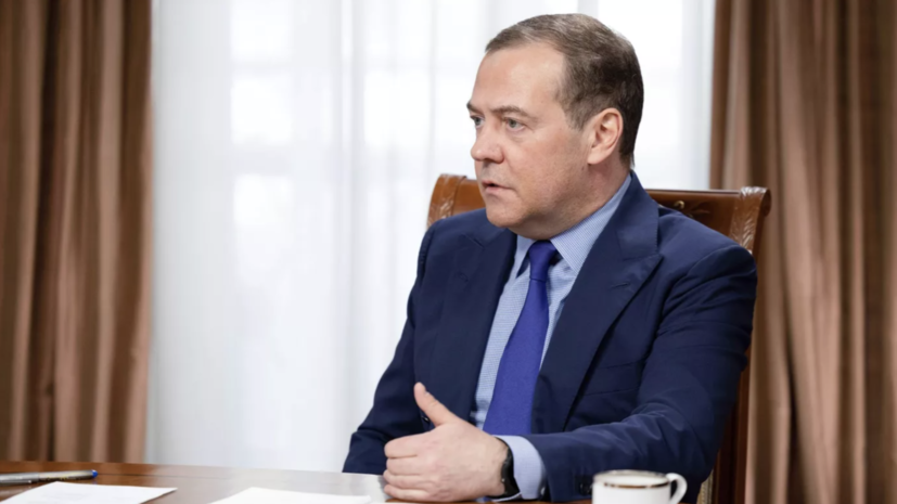 Медведев: американцы избрали президентом «странного дедушку с деменцией»