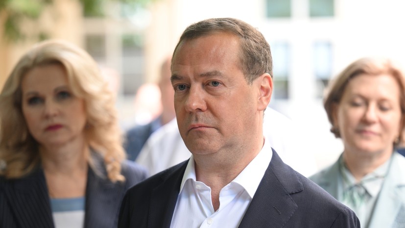 Медведев высказался о необходимости отодвинуть украинские войска подальше