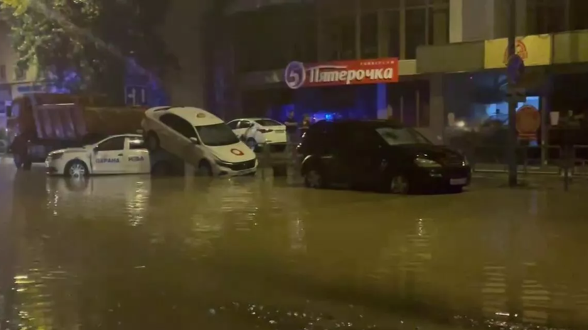 Более 50 машин повреждено из-за сильных ливней в Сочи