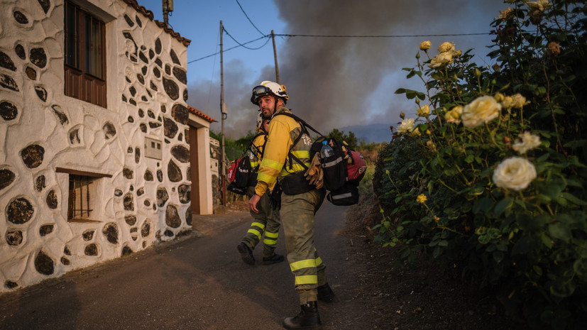 На испанском острове Тенерифе природный пожар охватил 2700 га