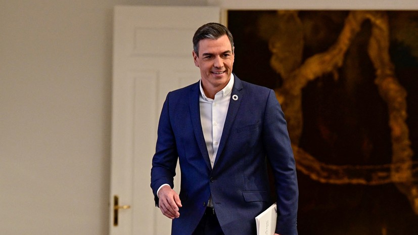 Премьер Испании призвал отказаться от галстуков для экономии энергии