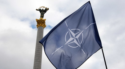 Флаг НАТО на площади Независимости в Киеве