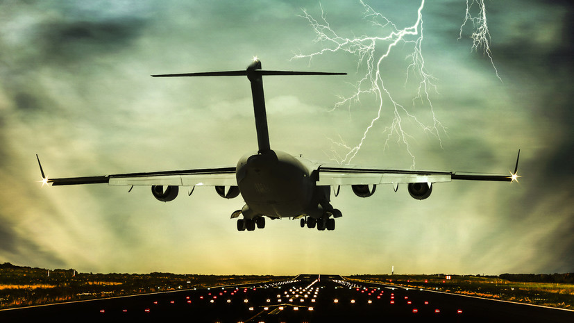 Пилот Романов оценил потенциальную опасность попадания молнии в самолёт