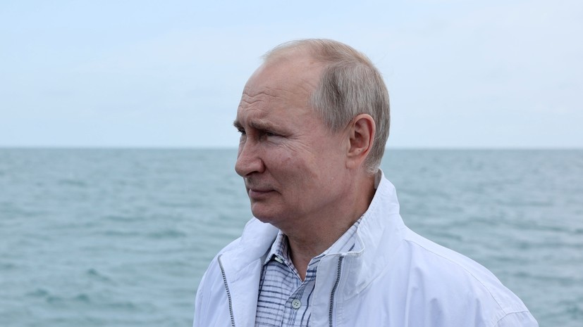 Песков рассказал, купается ли Путин в море во время работы в Сочи