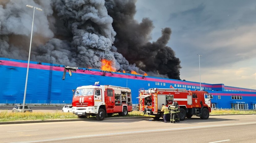 МЧС: на месте пожара на складе OZON ищут двух человек