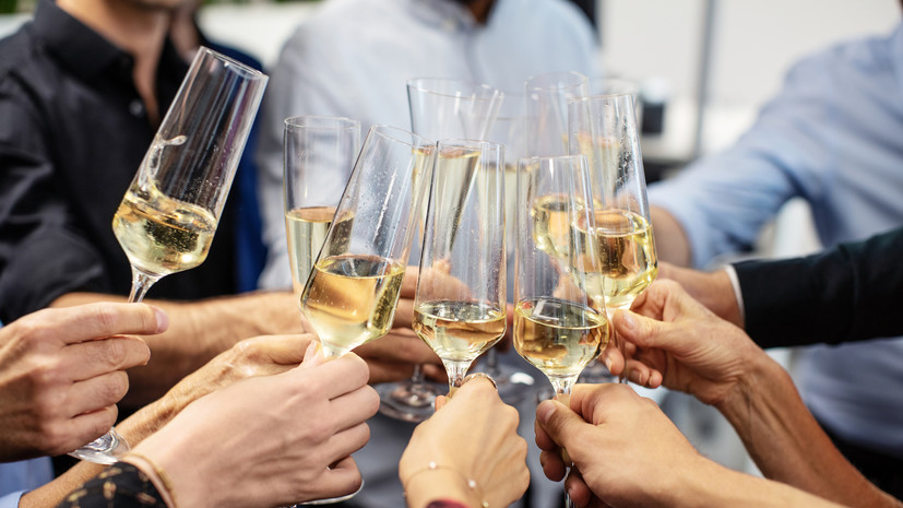 Гастроэнтеролог Богомолов рассказал, как правильно пить шампанское