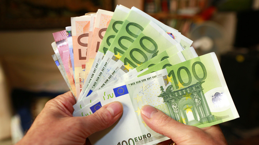 Физические лица во второй половине июля купили рекордный объём валюты на Мосбирже